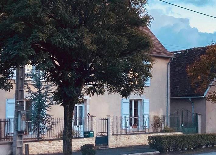 Cottage pour 3 personnes, avec terrasse ainsi que jardin et piscine dans Luant