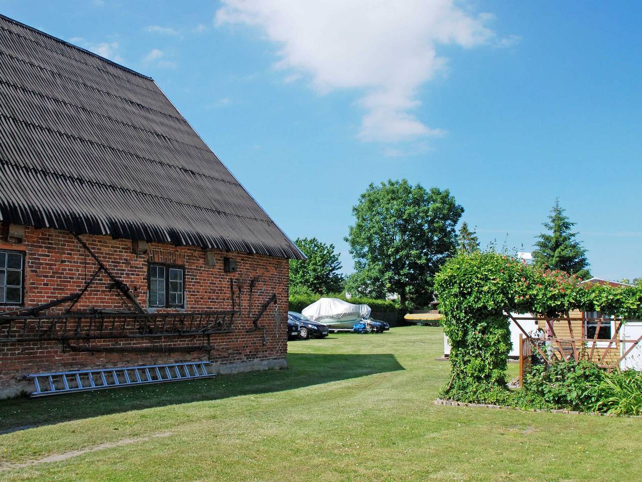 Ganze Ferienwohnung, Ruhiges gelegenes Ferienhaus mit Terrasse am Sund in Altefähr, Stralsund Umland