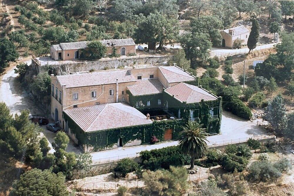 Ganze Wohnung, Villa Pietralunga, a Historic Residence in Nicosia, Enna Provinz