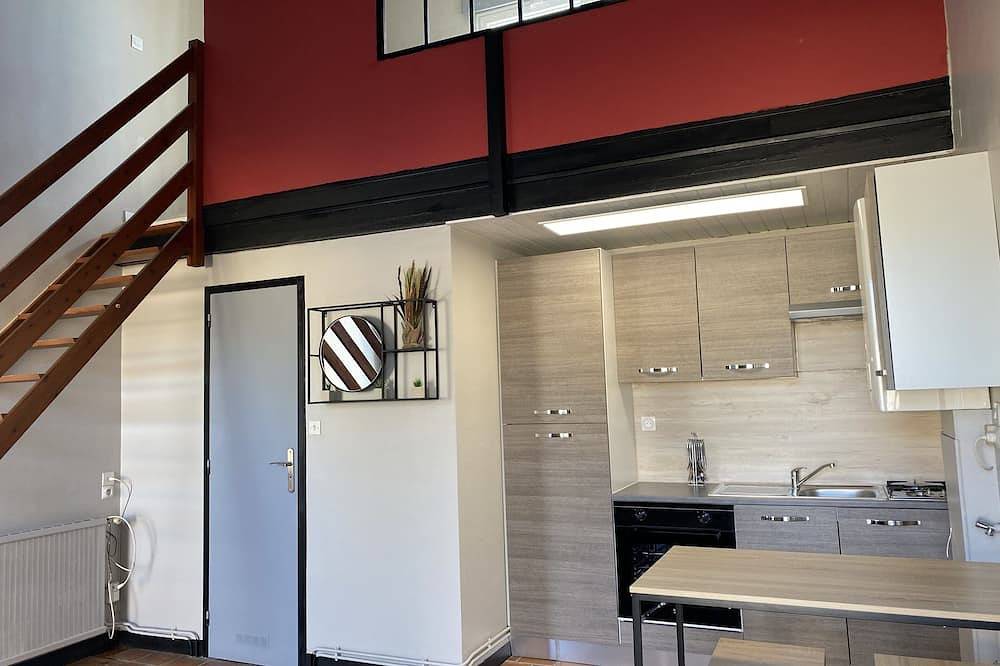 Entire apartment, Furnished duplex studio with air-conditioned parking space in Surgères, Rochefort region