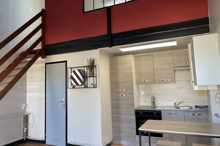 Ganze Wohnung, Furnished duplex studio with air-conditioned parking space in Surgères, Rochefort und Umgebung