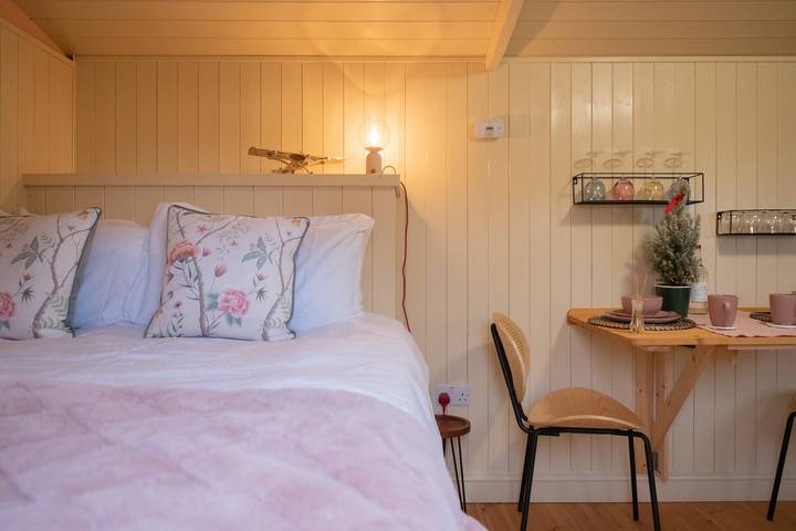 Glamping for 2 people, with Hot tub in Northamptonshire