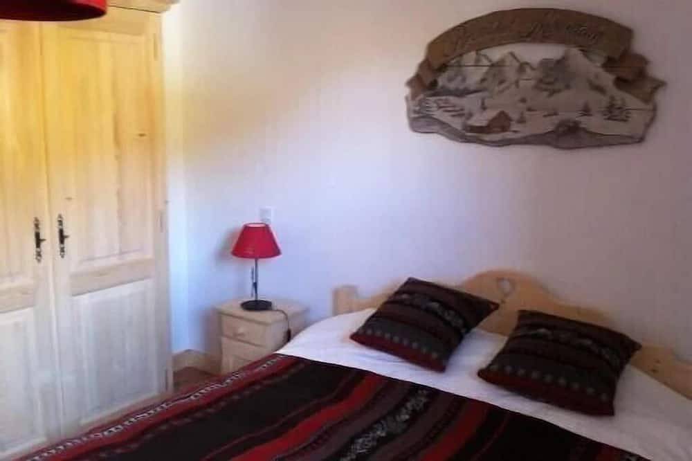 Luxury chalet 160 m2 for 10 people, shuttle bus at 50m, 3mn from the lifts in Vars (station de ski), Vars