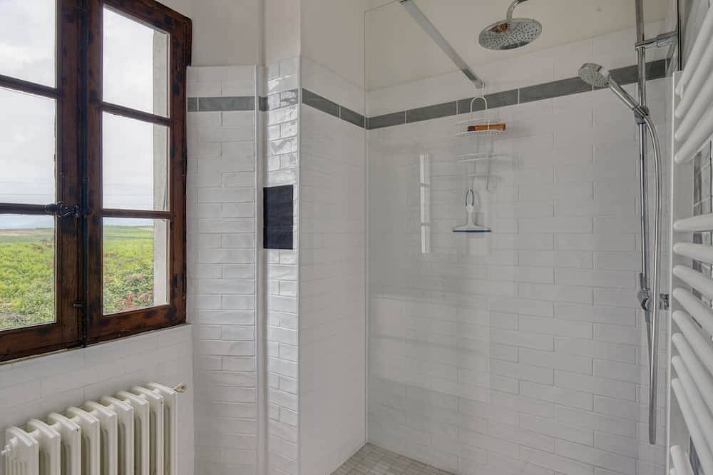 Authentic Corsica on the beach. 8-room apartment in family home. in Aléria, Corte en omgeving