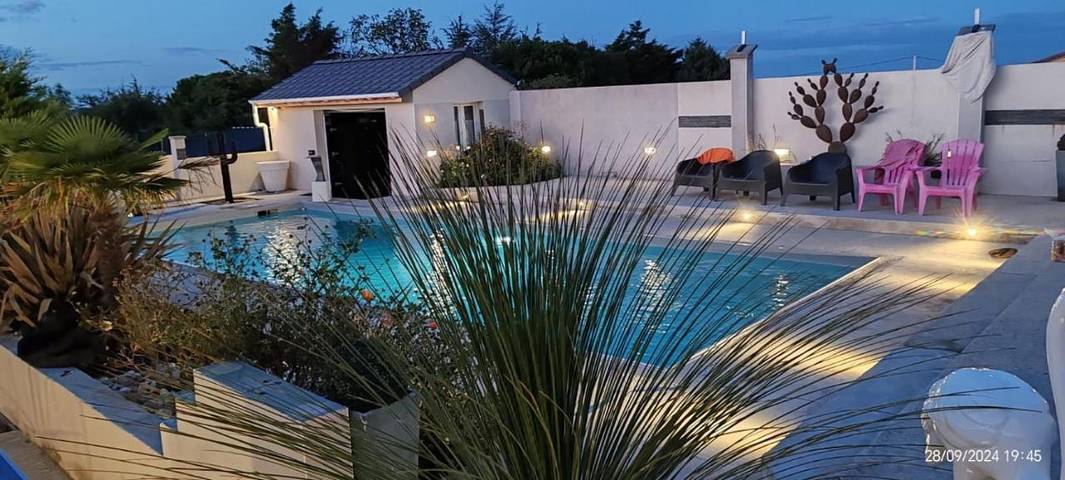 Location de vacances pour 15 personnes, avec vue ainsi que piscine et jardin, animaux acceptés à Saint-Barthélemy-le-Plain - 2