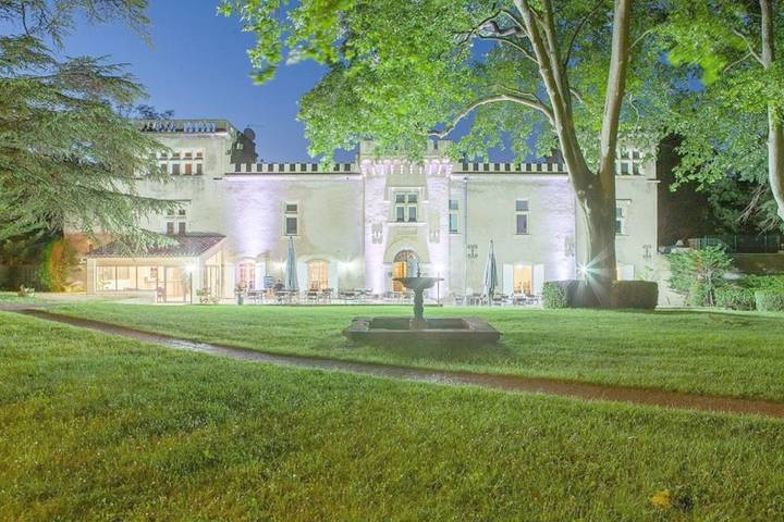 Hôtel pour 3 personnes, avec Terrasse ainsi que Jardin et Piscine