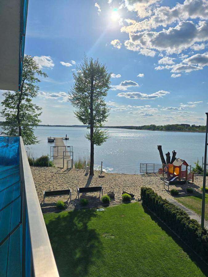 Apartament wakacyjny dla 4 osób, z widok i widok na jezioro oraz ogród w Boszkowo