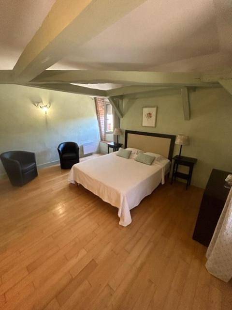 Location de vacances pour 2 personnes, avec piscine ainsi que vue et jardin à Tour-de-Faure - 3