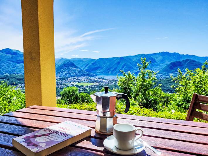 Ferienwohnung für 4 Personen, mit Terrasse und Garten sowie Ausblick und Seeblick in Cademario