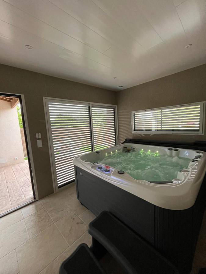 Location de vacances pour 6 personnes, avec jacuzzi et terrasse à Sainte-Cécile (Vendée)