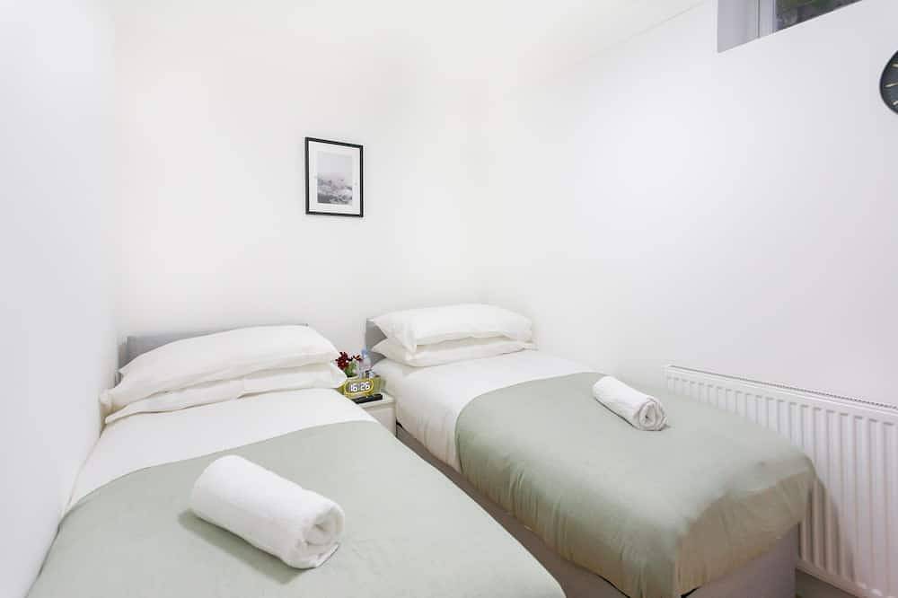 Twin Room with Shared Bathroom - 7- A in Camden, London