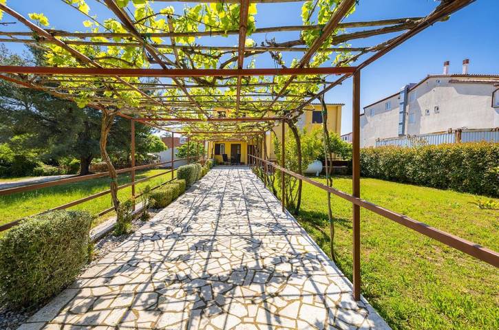 Apartamento de vacaciones para 2 personas, con vistas además de terraza y jardín - 1