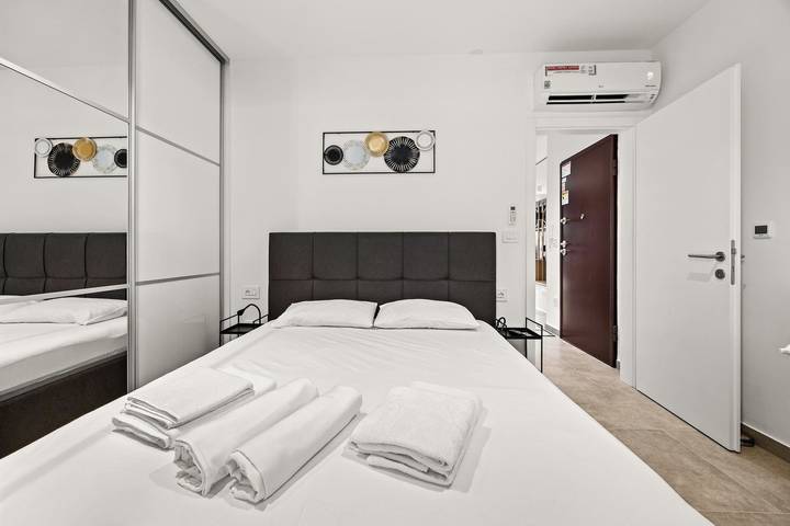 Ganze Wohnung, Crepsa Paradise with Jacuzzi - Couple Getaway in Cres Stadt, Cres