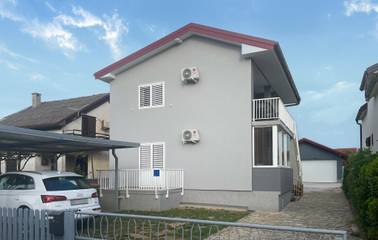 Ferienhaus für 4 Personen, mit Pool und Garten in Privlaka