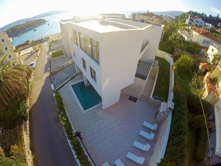 Villa pour 14 personnes, avec balcon/terrasse ainsi que piscine et sauna à Trogir - 3