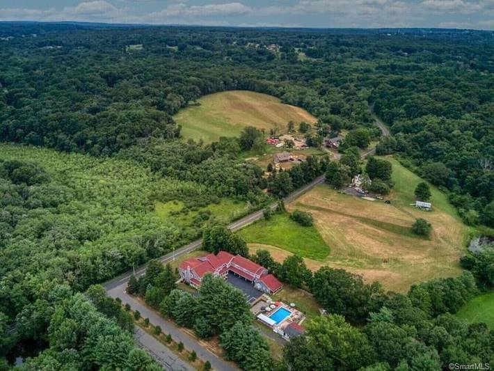 Vacation house for 30 people, with yard and hot tub in Connecticut