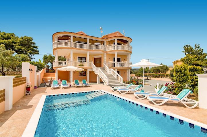 Villa for 8 people, with garden in Planos