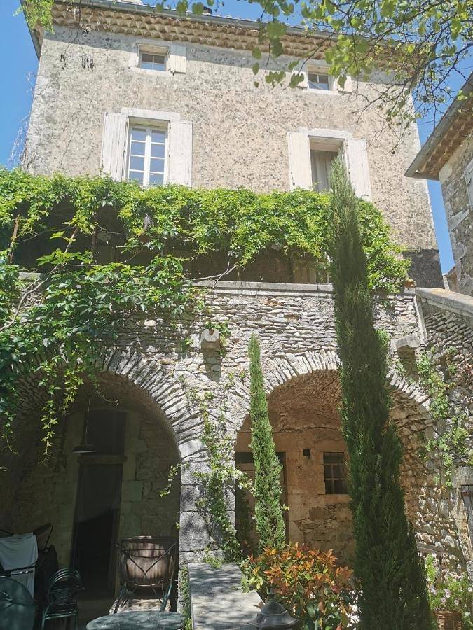 Chambre d’hôte pour 3 personnes, avec vue et terrasse ainsi que jardin et piscine