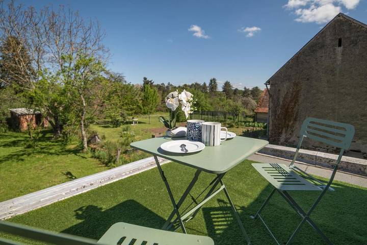 Gîte pour 3 personnes, avec terrasse et vue, animaux acceptés à Sainte-Sévère-sur-Indre