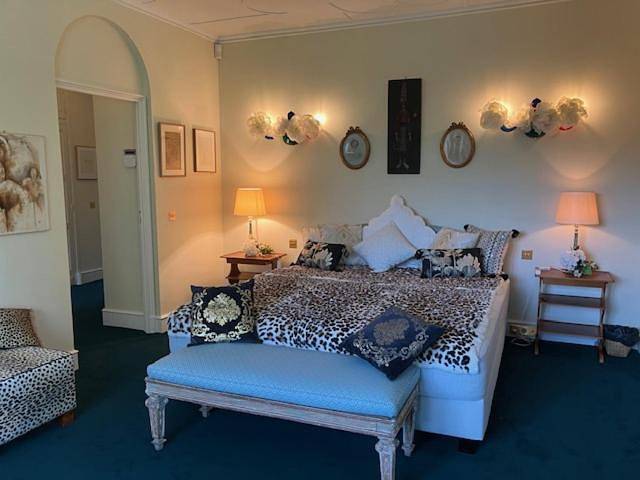 Gîte pour 2 personnes, avec piscine et jardin ainsi que vue et terrasse à Garches