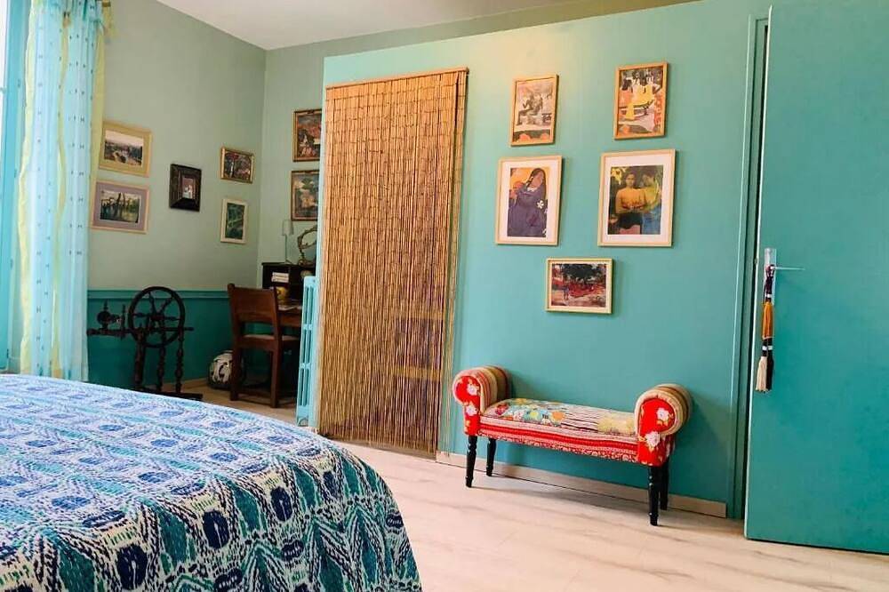 In the colors of Commarin Chambre Verte in Commarin, Beaune region
