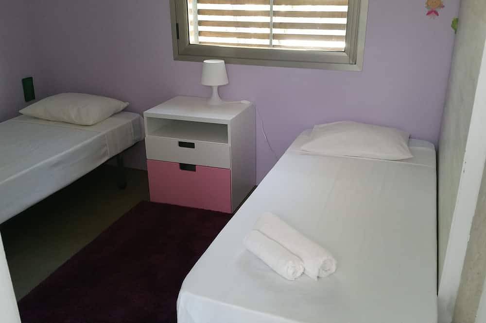 Modern Design Villa /Views, Free  Wifi, Priv.Pool, Bbq, Airco in 2 Dbl Rooms in Canyelles (Barcelona), Garraf