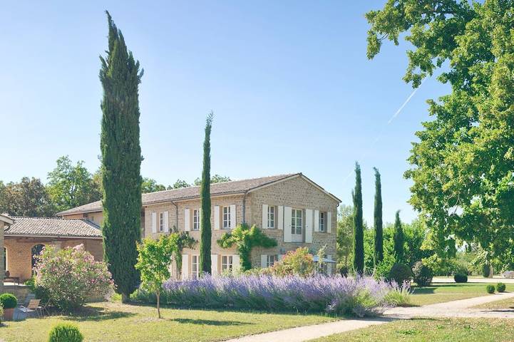 Location de vacances pour 8 personnes, avec jardin et piscine à Divajeu