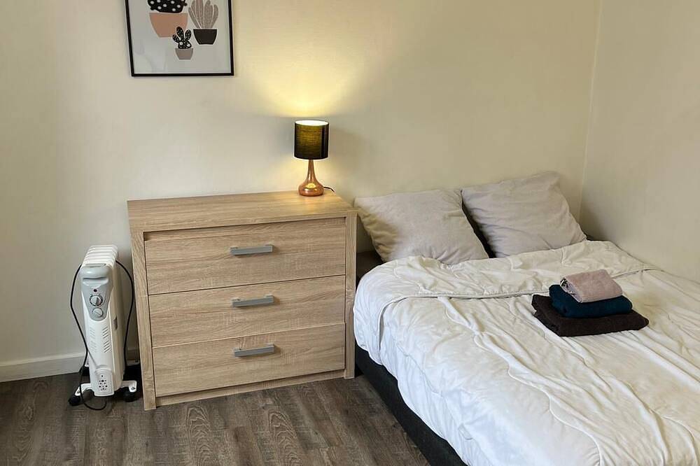 Room in a large shared apartment in Asnières-sur-Seine, Hauts-de-Seine