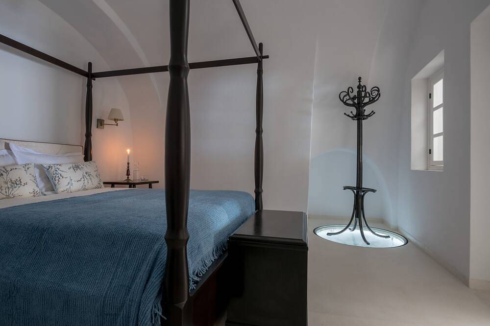 Entire apartment, Casa Santantonio - Senior Cave Apartment with outdoor Jacuzzi in Firostefani, Thera