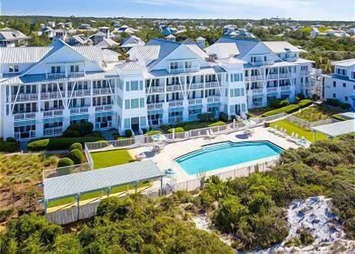 Vacation rental for 10 people, with pool and balcony in Seaside