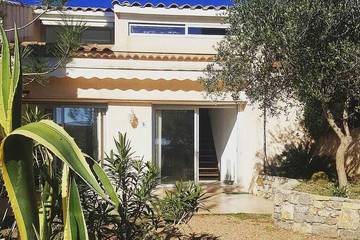 Gîte pour 4 personnes, avec jardin ainsi que terrasse et piscine dans Plage Du Grand Boucharel Saint Aygulf