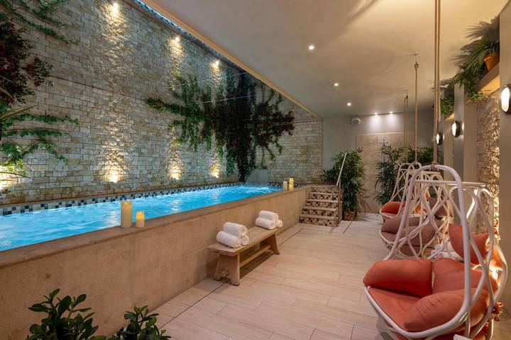 Hôtel pour 2 personnes, avec terrasse ainsi que sauna et piscine