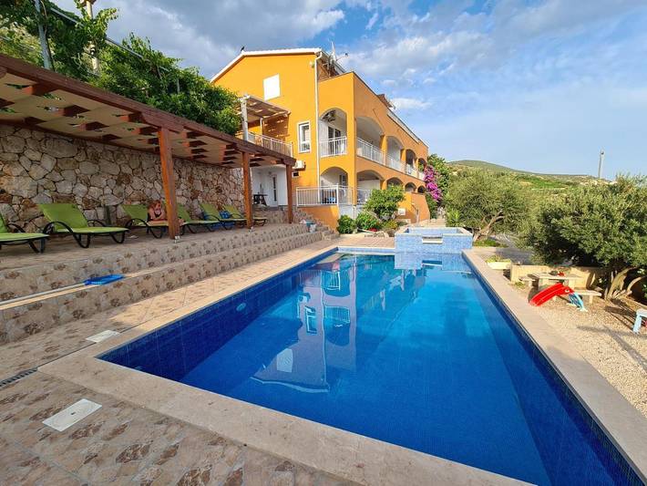 Ferienwohnung für 4 Personen, mit Pool und Terrasse sowie Garten und Ausblick