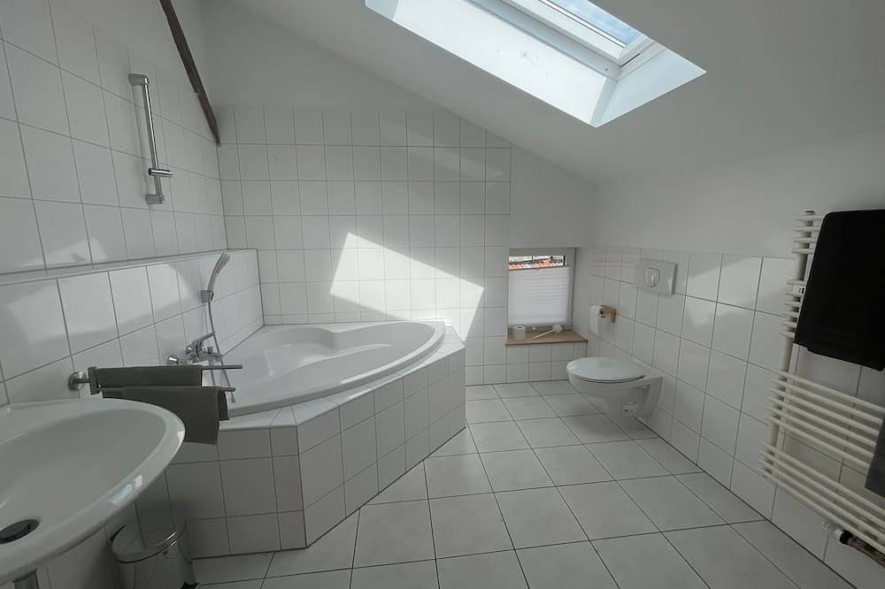 Ganze Wohnung, Starnberger See: Maisonette mit Kaminöfen, Balkon, Bädern in Münsing, Starnberger See