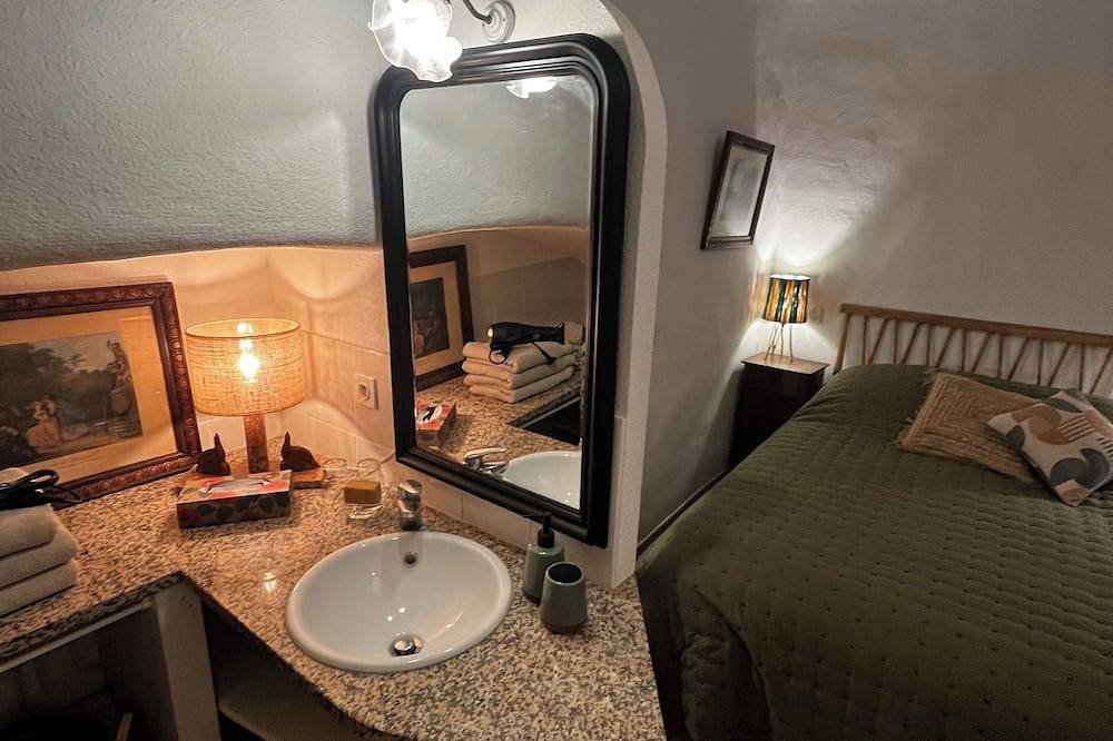 Entire apartment, L'Ostal Bestòrt, Duplex with stunning view, Duplex in Vézénobres, Alès region