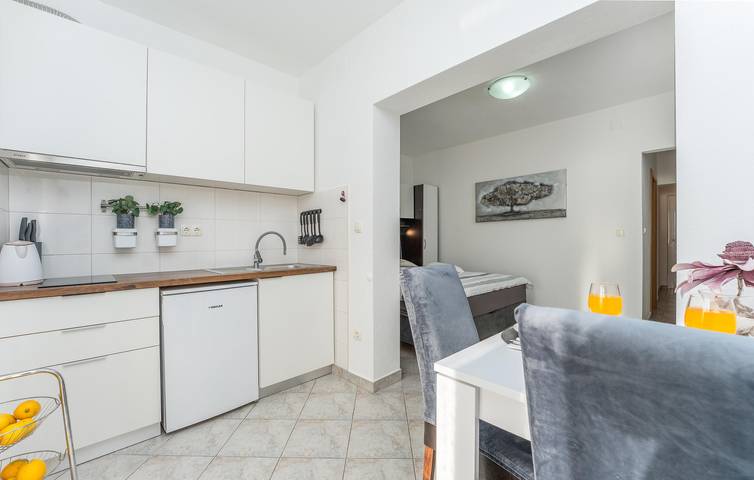 Ganze Ferienwohnung, Gemütliche 1-Zimmer-Wohnung mit Terrasse, 400 m zum Strand und kostenlosen Parkplätzen in Plaža Morovička, Općina Sveti Filip i Jakov