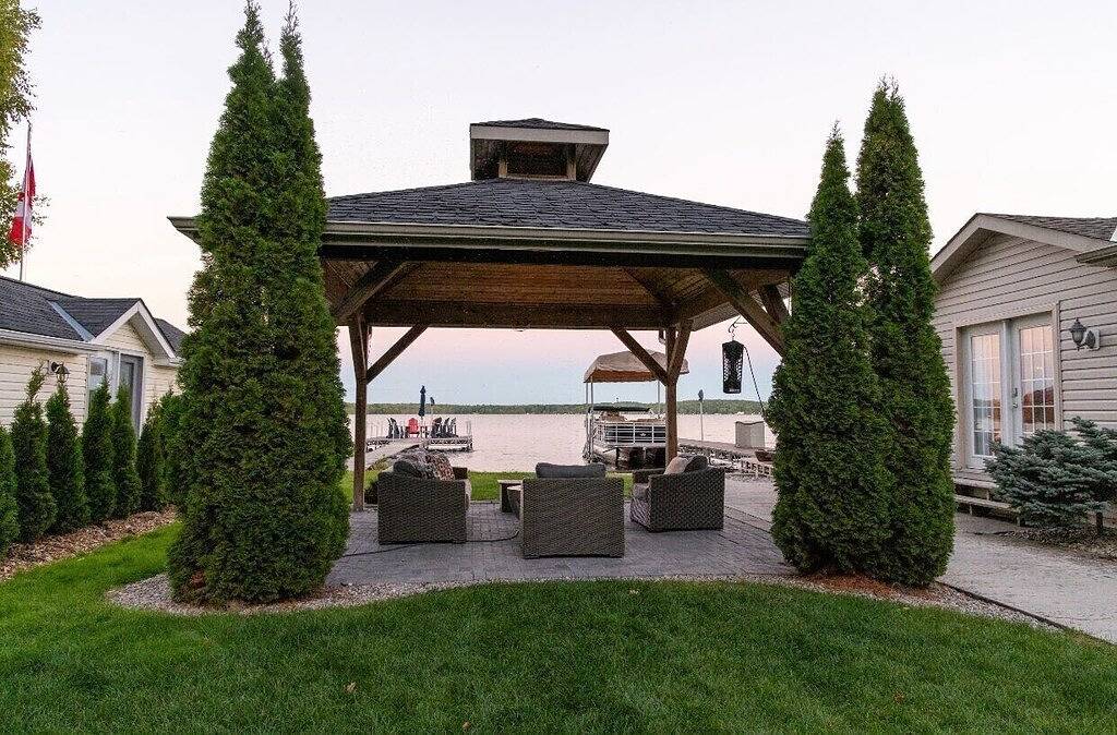 Luxury Cottage Kawartha Lakes With Jacuzzi, pool and many  more attractions in Ontario