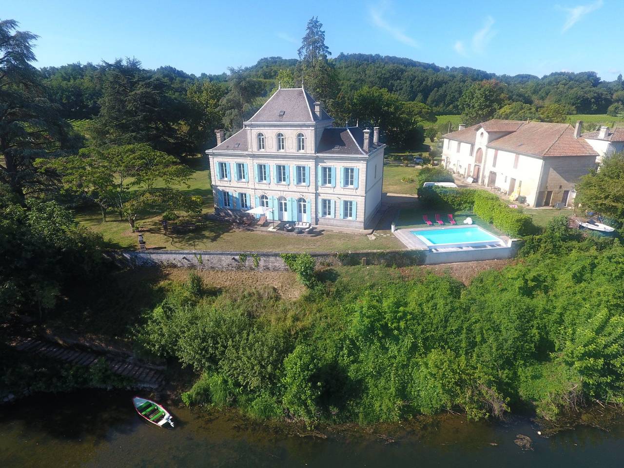 Schloss mit Überlaufpool an der Dordogne in Flaujagues, Région de Libourne