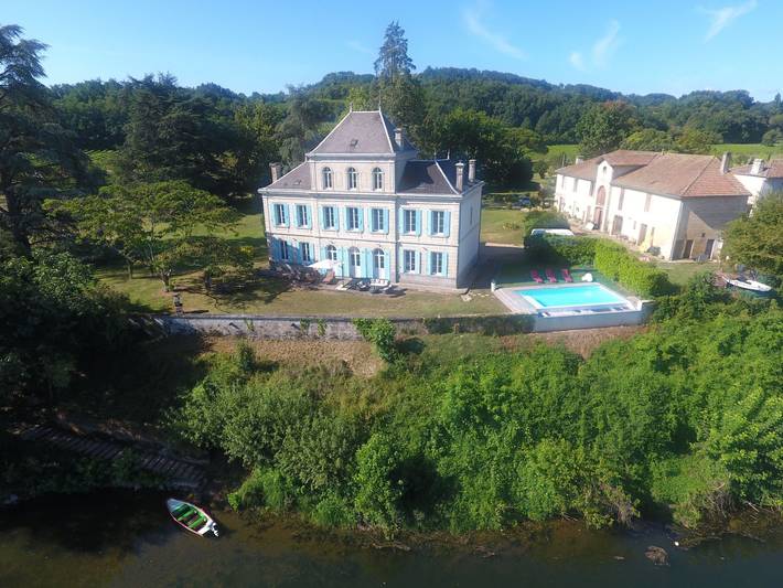 Location de vacances pour 12 personnes, avec Terrasse et Jardin ainsi que Piscine et Vue à Flaujagues