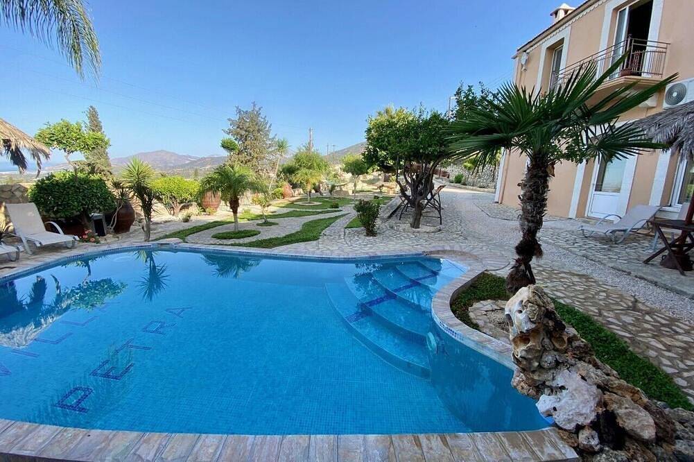 Prive-paradijs met verwarmd zwembad, prachtig uitzicht en grote tuin in Iraklio-Heraklion en omgeving