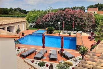 Gîte pour 4 personnes, avec jardin ainsi que piscine et terrasse à Théza
