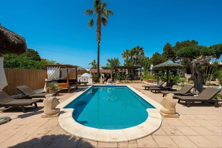 Villa 'Can Cardona' con vistas a la montaña, Wi-Fi y aire acondicionado in Santa Eulària des Riu, Ibiza Este