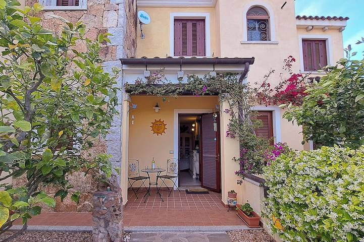 Ferienwohnung für 4 Personen, mit Balkon und Garten in Lu Fraili di Sopra