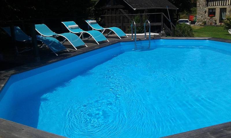 Gîte pour 6 personnes, avec piscine ainsi que vue et jardin à Notre-Dame-du-Touchet