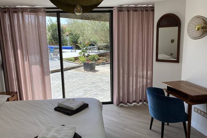 2-bedroom with pool, 2-minute walk from the sea in a park in middle of Arcachon in Arcachon, Arcachon e dintorni