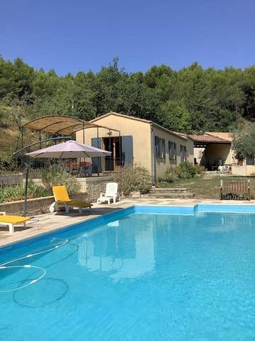 Gîte pour 3 personnes, avec piscine et jardin à La Roque-sur-Pernes