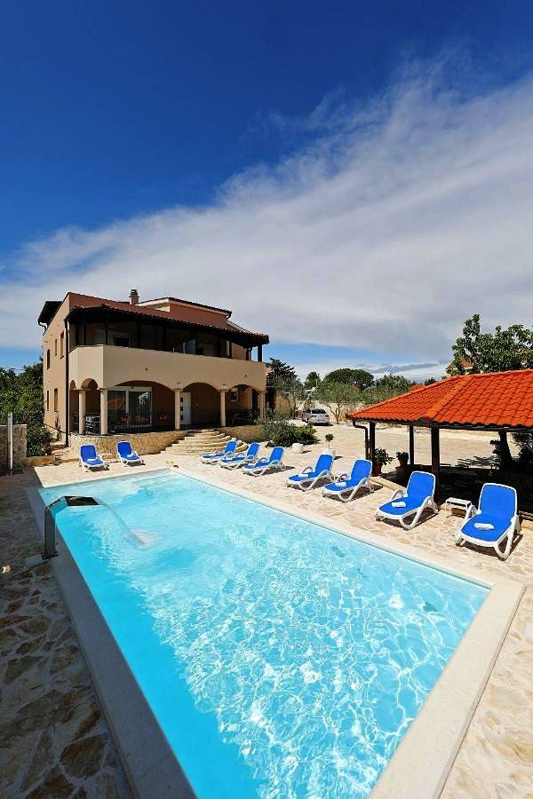 B&b per 3 persone, con panorama e piscina nonché giardino a Zara