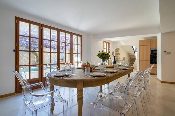 Location de vacances pour 10 personnes, avec vue ainsi que terrasse et piscine dans Office De Tourisme Du Pays Des Sorgues Et Des Monts De Vaucluse - 4