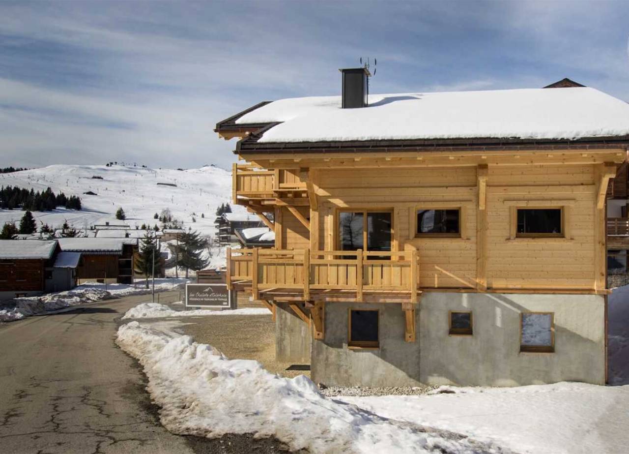 Appartement entier, Appartement "Chalet A - o Saisies" avec vue sur les montagnes, terrasse privée et Wi-Fi in Les Saisies, Région d'Albertville
