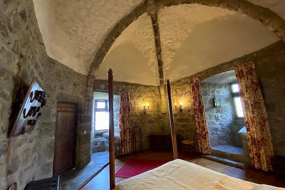 Chambre d’hôtes « Baldaquin et Salle de Garde » in Saint-Martin-sous-Vigouroux, Région de Saint-Flour
